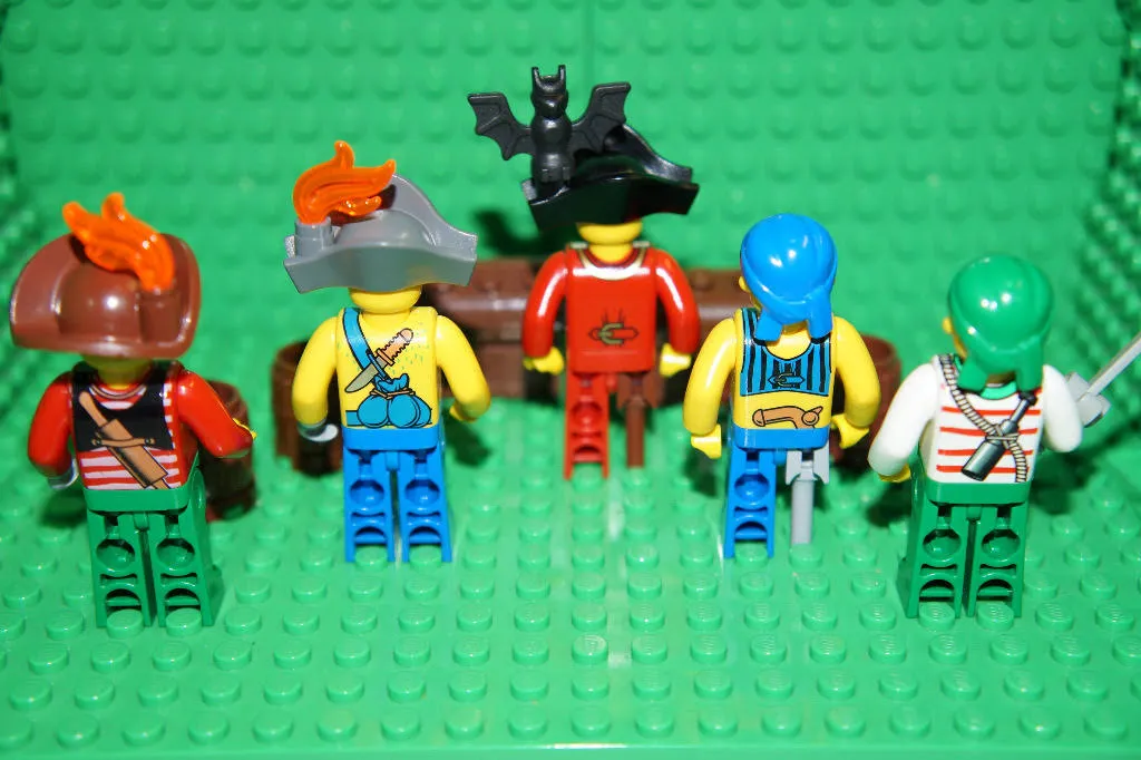 LEGO Juniors oryginalny zestaw 5 minifigurek,piraci,beczki,skrzynie.