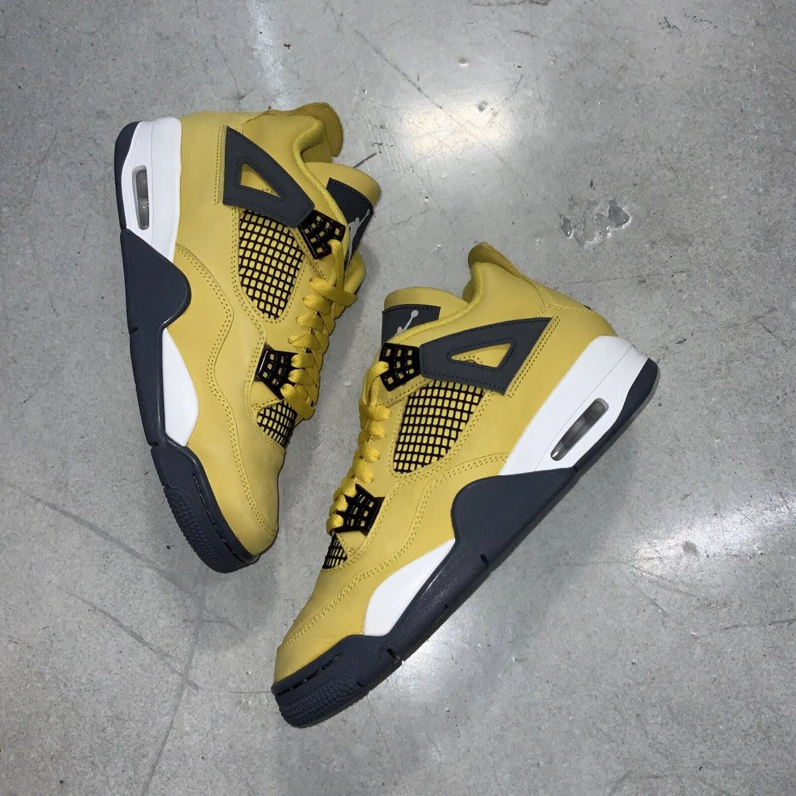Rozmiar 9 - Jordan 4 Retro Mid Lightning