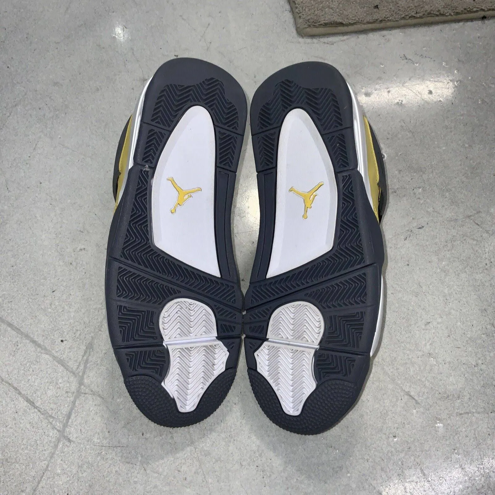 Rozmiar 9 - Jordan 4 Retro Mid Lightning