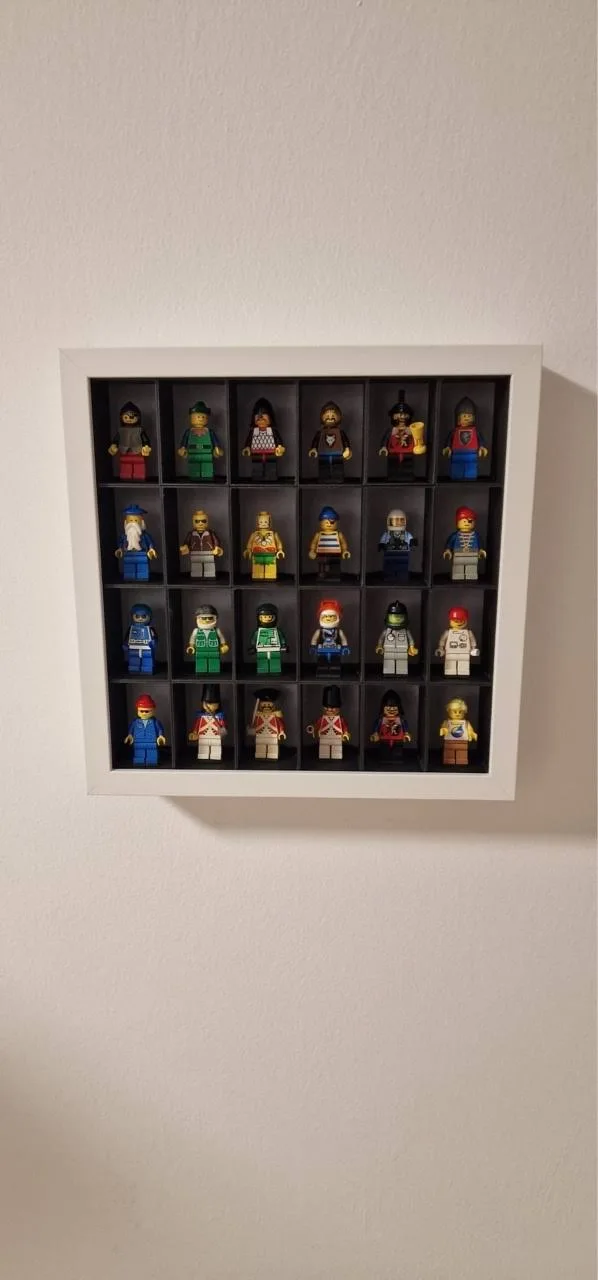 Biała Ramka na Minifigurki LEGO – Na 24 Ludziki. Wyróżnij swoją kolekcję!