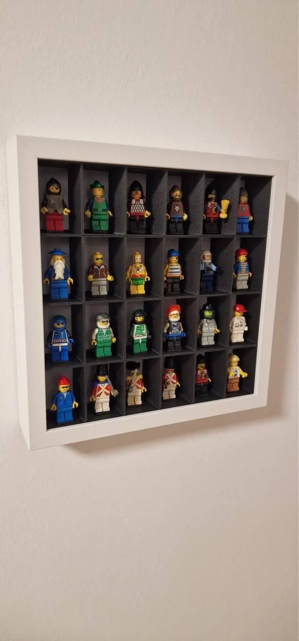 Biała Ramka na Minifigurki LEGO – Na 24 Ludziki. Wyróżnij swoją kolekcję!