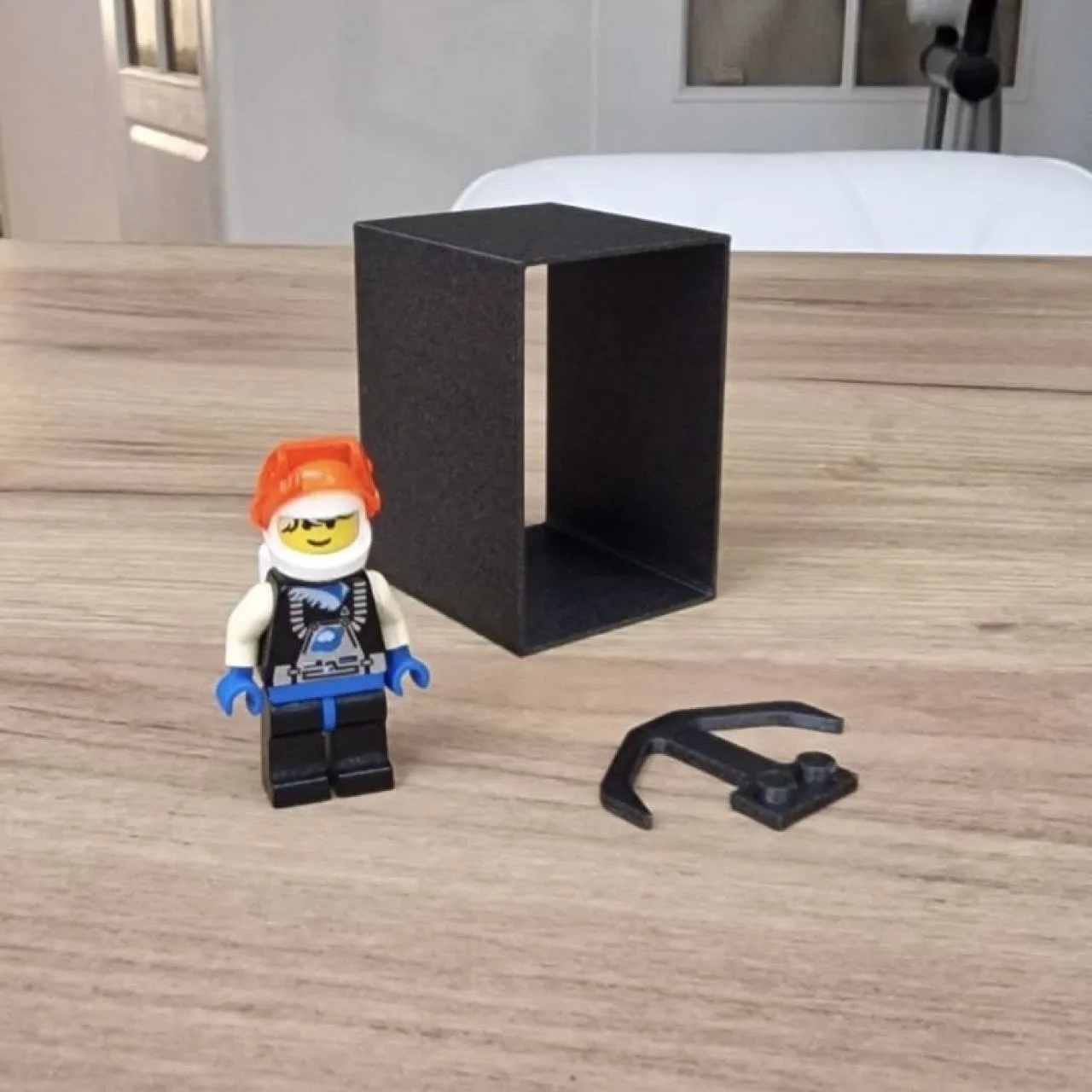 Biała Ramka na Minifigurki LEGO – Na 24 Ludziki. Wyróżnij swoją kolekcję!