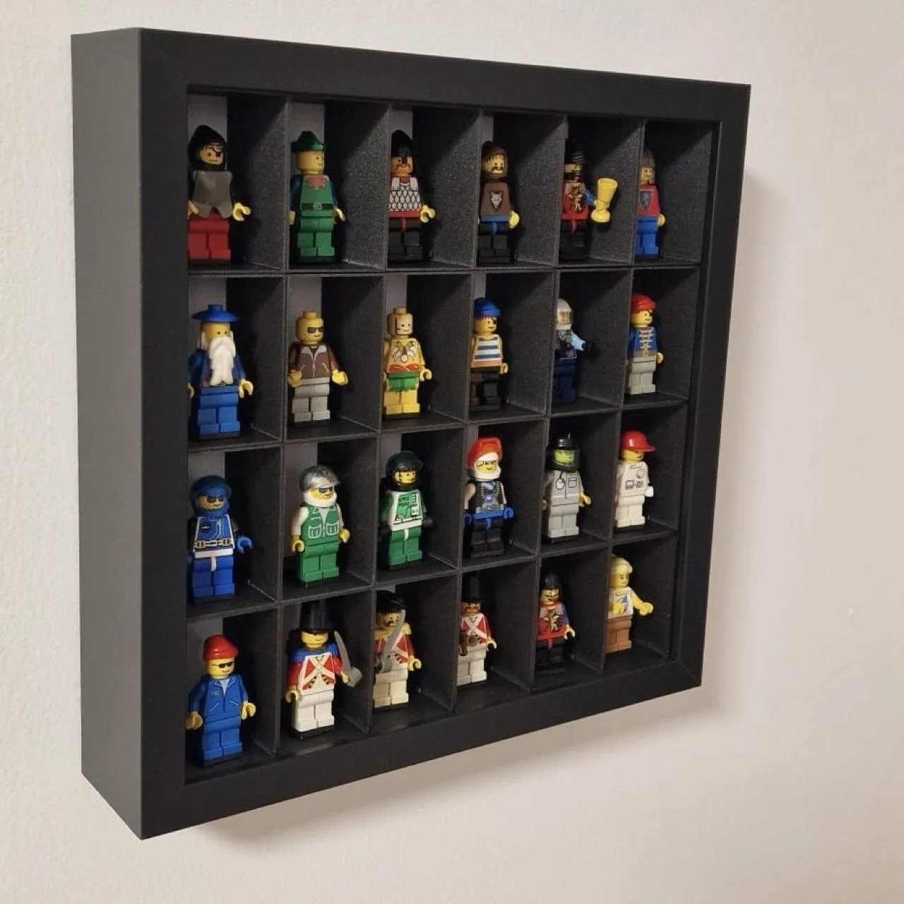 Czarna Ramka na Minifigurki LEGO – Na 24 Ludziki. Wyróżnij swoją kolekcję!